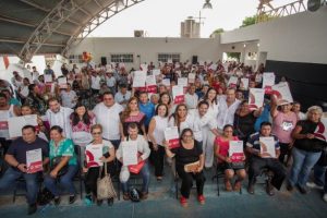 Con entrega de títulos, Mara Lezama hace justicia social a familias de Cozumel