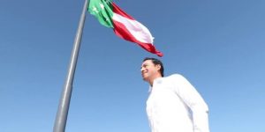 Mauricio Vila encabeza el izamiento de la bandera de Yucatán, que vuelve a ondear como símbolo de nuestra identidad