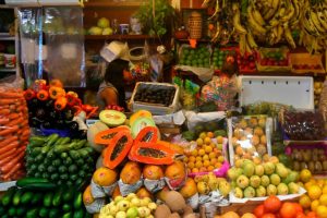 Olas de calor suben el precio de frutas y verduras, informa Banxico