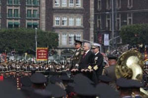 López Obrador encabeza el desfile militar desde el Zócalo de CDMX