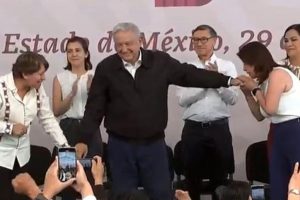 Alcaldesa de Tecámac defiende el beso en la mano a AMLO: ‘Es una costumbre natural en nuestro país