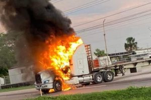 Amanece Cárdenas con bloqueos, balacera y quema de camiones (+Videos)