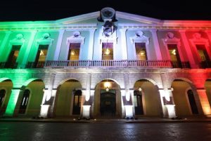 Palacio de Gobierno en Yucatán se ilumina con los colores patrios