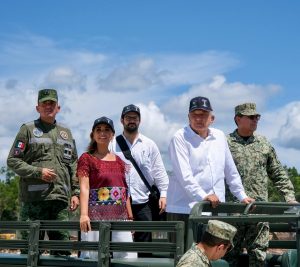Mara Lezama acompaña al presidente López Obrador en la supervisión de las vías de la transformación