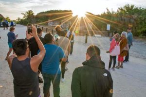 Familias cozumeleñas se maravillan con la alineación del sol con el vestigio arqueológico “El Caracol” en el Parque Ecoturístico Punta Sur