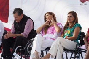 Entrega Mara Lezama sillas de ruedas y apoyos funcionales