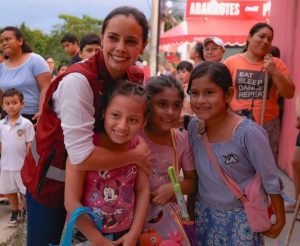 Ana Paty Peralta y vecinos de la SM 253 contribuyen por un Cancún limpio