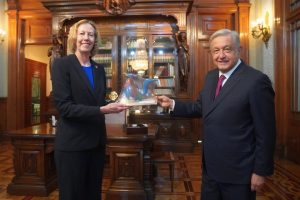 AMLO anuncia sociedad Pemex-Woodside Energy para producir petróleo en México