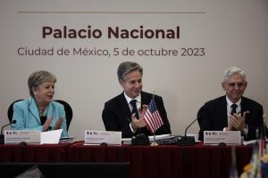 México promete a EE.UU. combatir el fentanilo y le pide frenar el tráfico de armas