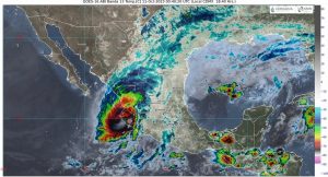 Huracán ‘Lidia’ se debilita a categoría 2 tras tocar tierra en Jalisco y deja un muerto en Nayarit