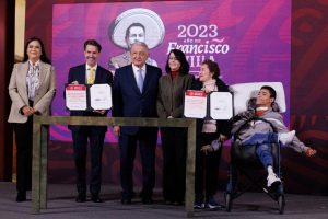 AMLO y Teletón firman convenio de colaboración para centro de inclusión para personas con discapacidad