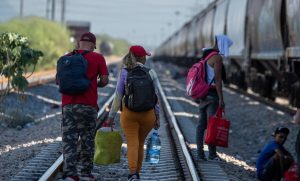 Migrantes en México caen en estafas de hasta 20.000 dólares ante las fallas del CBP One