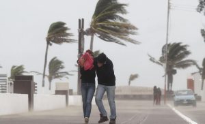 Tormenta tropical ‘Pilar’ causa lluvias «torrenciales» y oleaje en el sureste de México