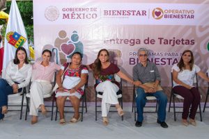 Entrega Mara Lezama tarjetas de Pensión para el Bienestar en Benito Juárez