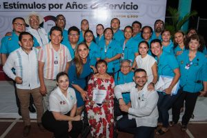Mara Lezama entrega reconocimientos y estímulos a maestros de Bachilleres por sus años de servicio