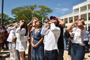 Miles de familias son testigos del eclipse anular en Quintana Roo