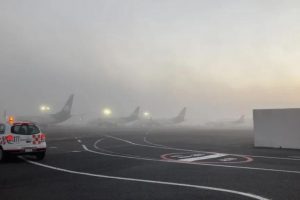 Reportan suspensión de vuelos en el AICM por banco de niebla