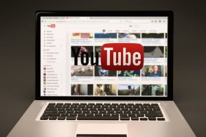 YouTube prueba nuevo botón molesto, pone videos al azar