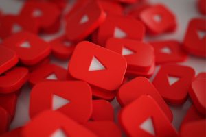 YouTube exigirá a creadores etiquetar el contenido generado por IA