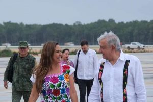 Mara Lezama acompaña a López Obrador a supervisar avances de aeropuerto y Tren Maya en Quintana Roo