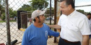 Alejandro Ruz supervisa los avances en la rehabilitación de parques de colonias y fraccionamientos del sur de ciudad