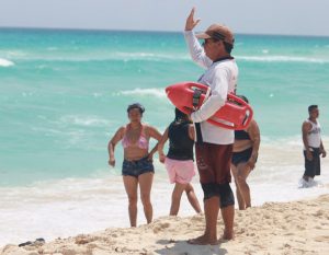 Refuerzan vigilancia a bañistas en playas cancunenses