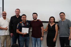 Entrega Eric Arcila diplomas a entrenadores y representantes de asociación de Quintana Roo