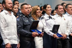 Entrega Mara Lezama la Medalla al Mérito Policial Quintana Roo 2023 por su desempeño y labor al servicio de la ciudadanía