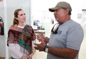 Atenea Gómez Ricalde supervisa nuevo módulo de pago del predial en el Centro Comunitario de la zona insular de Isla Mujeres