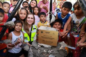 Atenea Gómez Ricalde coloca la primera piedra del parque La Victoria en la Zona Continental de Isla Mujeres