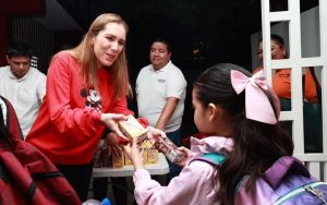 Atenea Gómez Ricalde supervisa programas educativos destinados al bienestar en Isla Mujeres