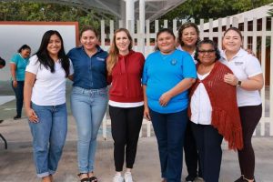 Atenea Gómez Ricalde continúa supervisando programas escolares en beneficio de las niñas y niños de Isla Mujeres