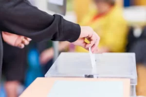 INE entrega a personas recluidas formato para votar en próxima elección