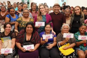 El Gobierno de Isla Mujeres impulsa el empoderamiento de la mujer con entrega de tarjetas y apoyos alimentarios del programa ‘Isleña de Corazón’