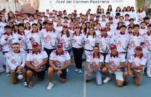 Gobierno de Isla Mujeres impulsa el deporte con entrega de uniformes a jóvenes que participarán en la fase estatal de los Juegos CONADE