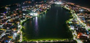 Gobierno Municipal instala nuevas luminarias LED solares en el andador de la Salina Grande en Isla Mujeres