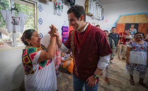 Gino Segura visita la comunidad de X-Pichil en Felipe Carrillo Puerto