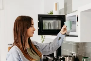 ¿Qué tan recomendable es cocinar en el horno microondas?