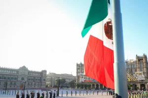 AMLO garantiza que la Bandera estará izada en el Zócalo durante marcha ‘Marea Rosa’