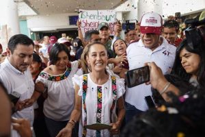 Entre porras y al ritmo de los tradicionales tamborileros de Tabasco, reciben a Claudia Sheinbaum