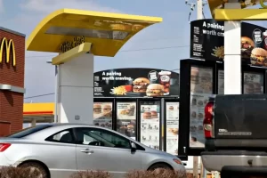 McDonald’s suspende la inteligencia artificial con la que tomaba pedidos desde el coche