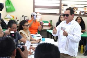 Joaquín «Huacho» Díaz Mena vota e invita a la ciudadanía a participar en esta jornada electoral