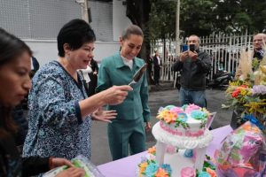 Claudia Sheinbaum, celebra su cumpleaños 62 junto a vecinos de Iztapalapa