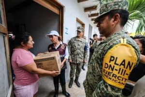 Mara Lezama supervisa trabajos de desazolve y entrega apoyos a familias afectadas por lluvias en Lázaro Cárdenas