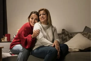 Hijos mayores de 30 años que no se van de casa afectan la salud de sus mamás: estudio