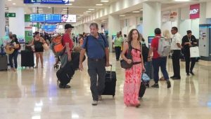 Cancelan 100 vuelos en el aeropuerto de Cancún por cercanía de “Beryl”
