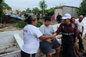 Cerca de la gente, Mara Lezama recorre colonias vulnerables afectadas por Beryl