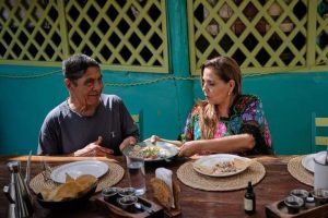 Visita Mara Lezama el “Kiosco Verde”, restaurante de mariscos más antiguo de Cancún, reconocido por la Guía Michelín