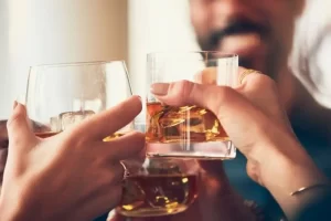 Cuatro de cada 10 adultos en México consumen de forma excesiva alcohol, advierten organizaciones