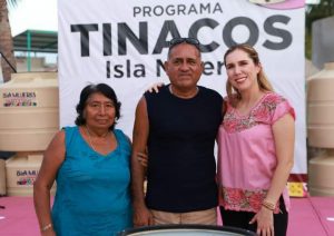 Atenea Gómez Ricalde continúa con la entrega de tinacos en la Zona Insular